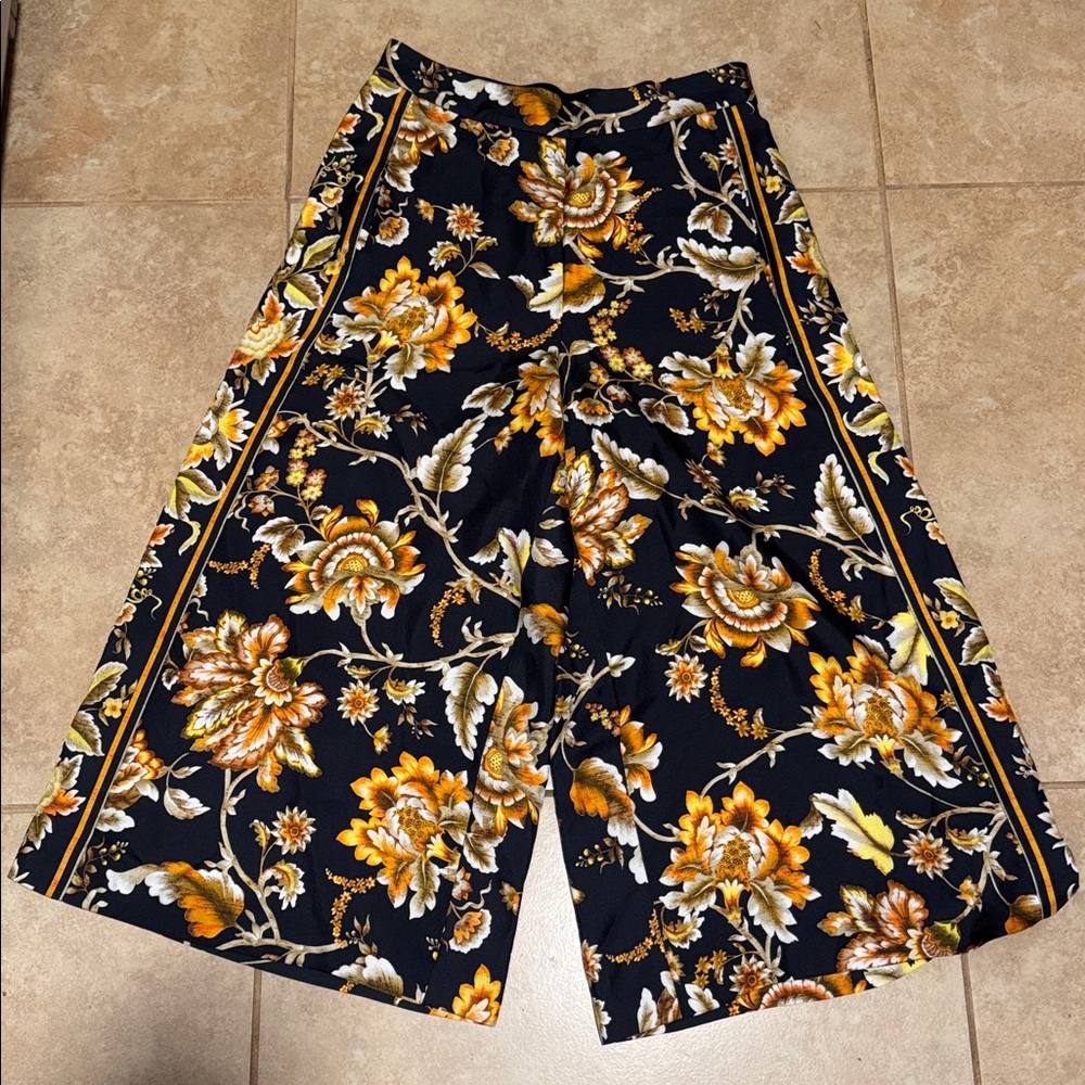cinq a sept black Floral Capri pants, size 4